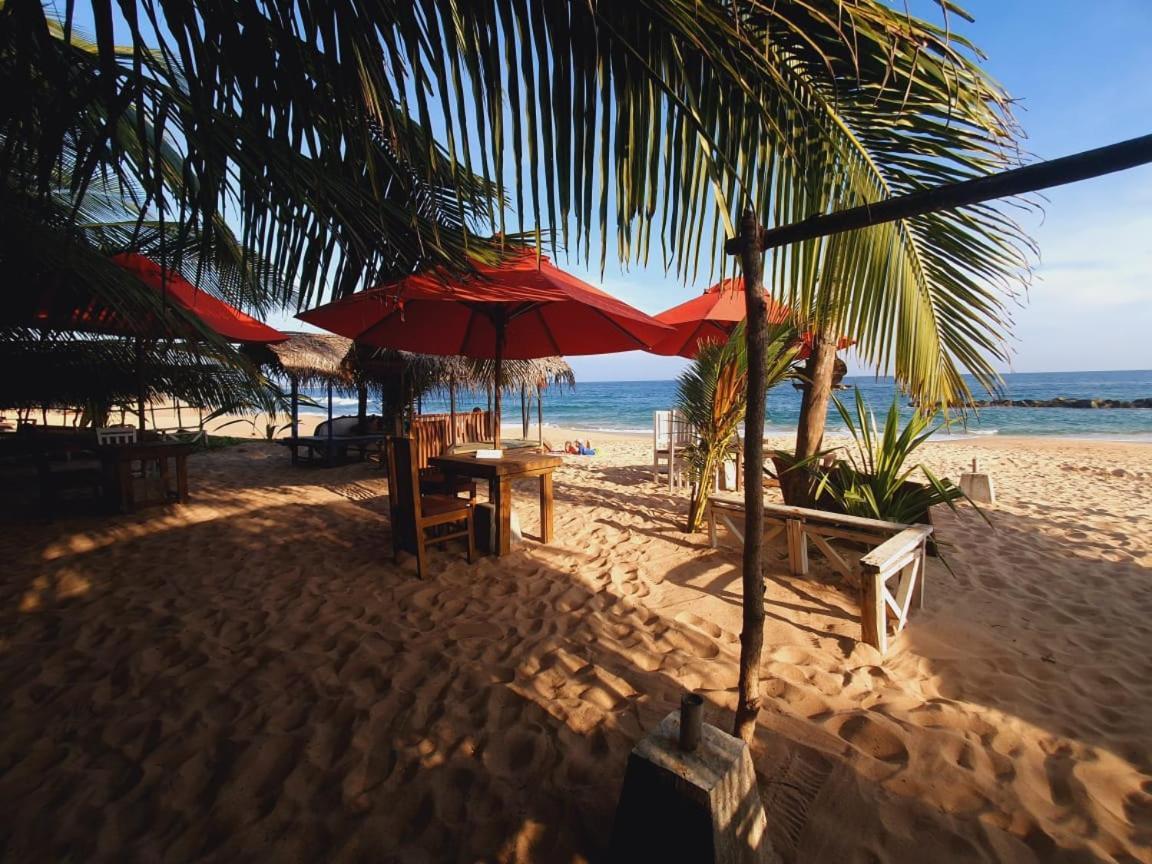 Blue Horizon Beach Hotel Тангалла Экстерьер фото