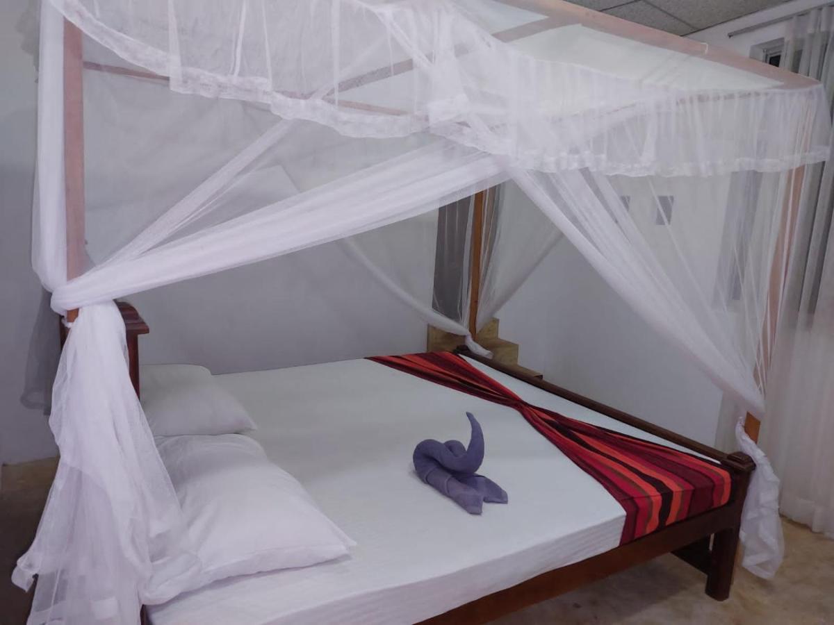 Blue Horizon Beach Hotel Тангалла Экстерьер фото