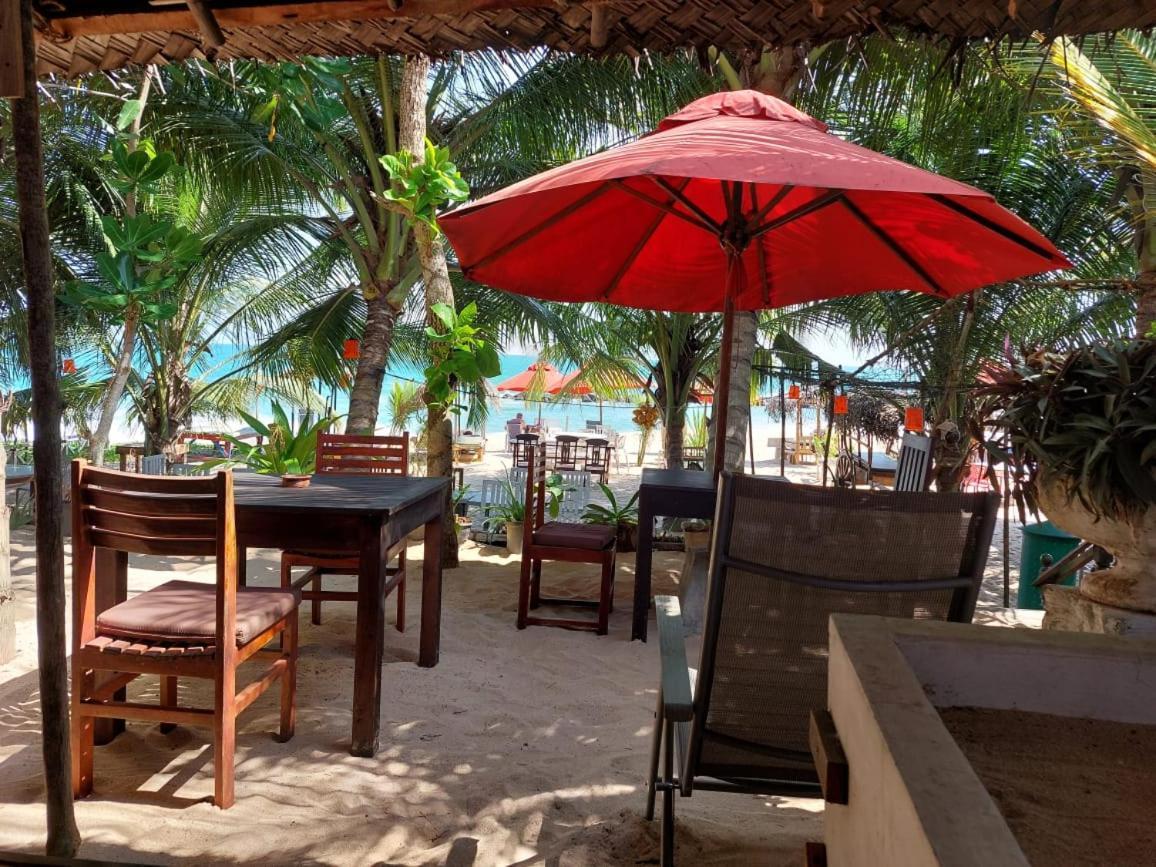 Blue Horizon Beach Hotel Тангалла Экстерьер фото